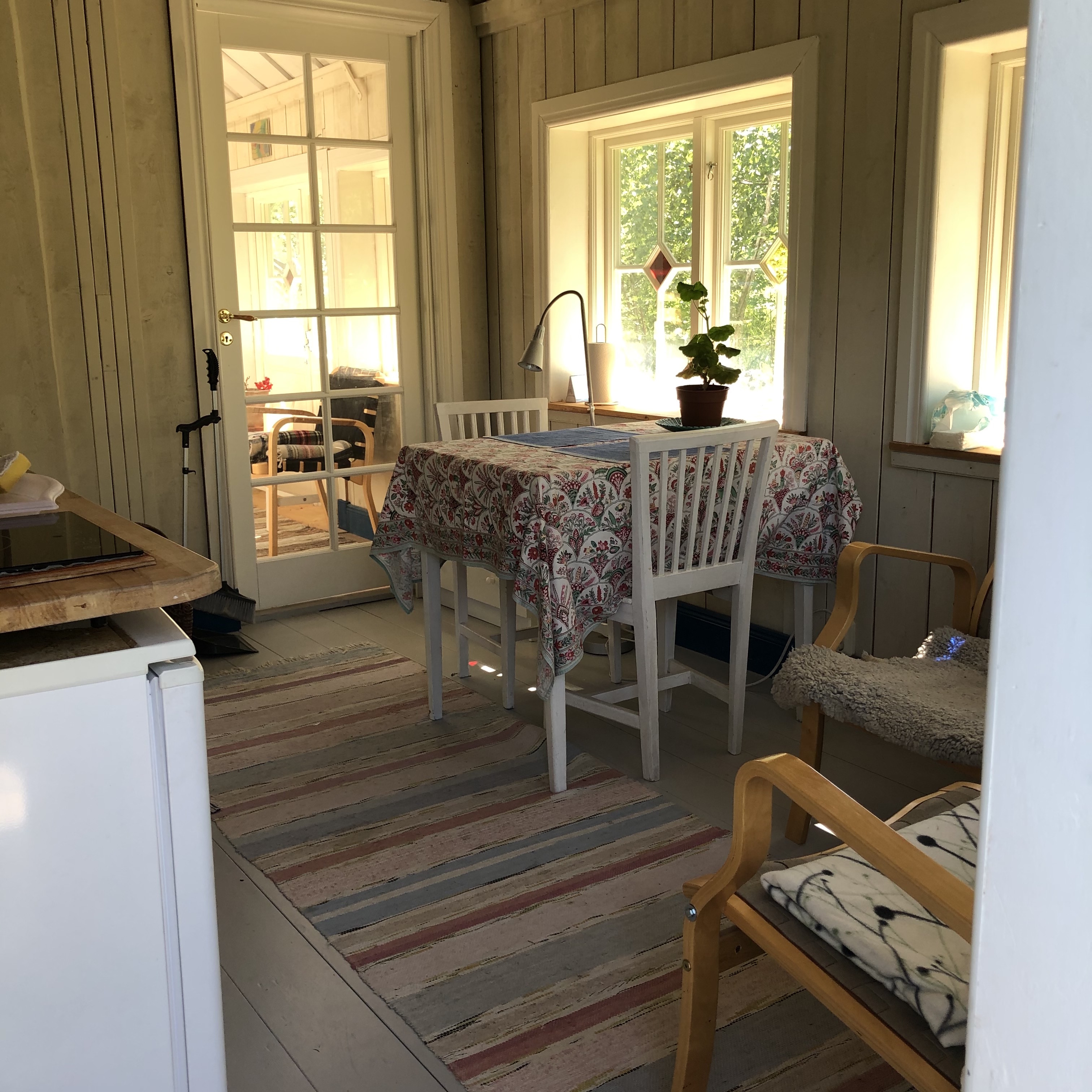 Västra allrum, med kamin och altan